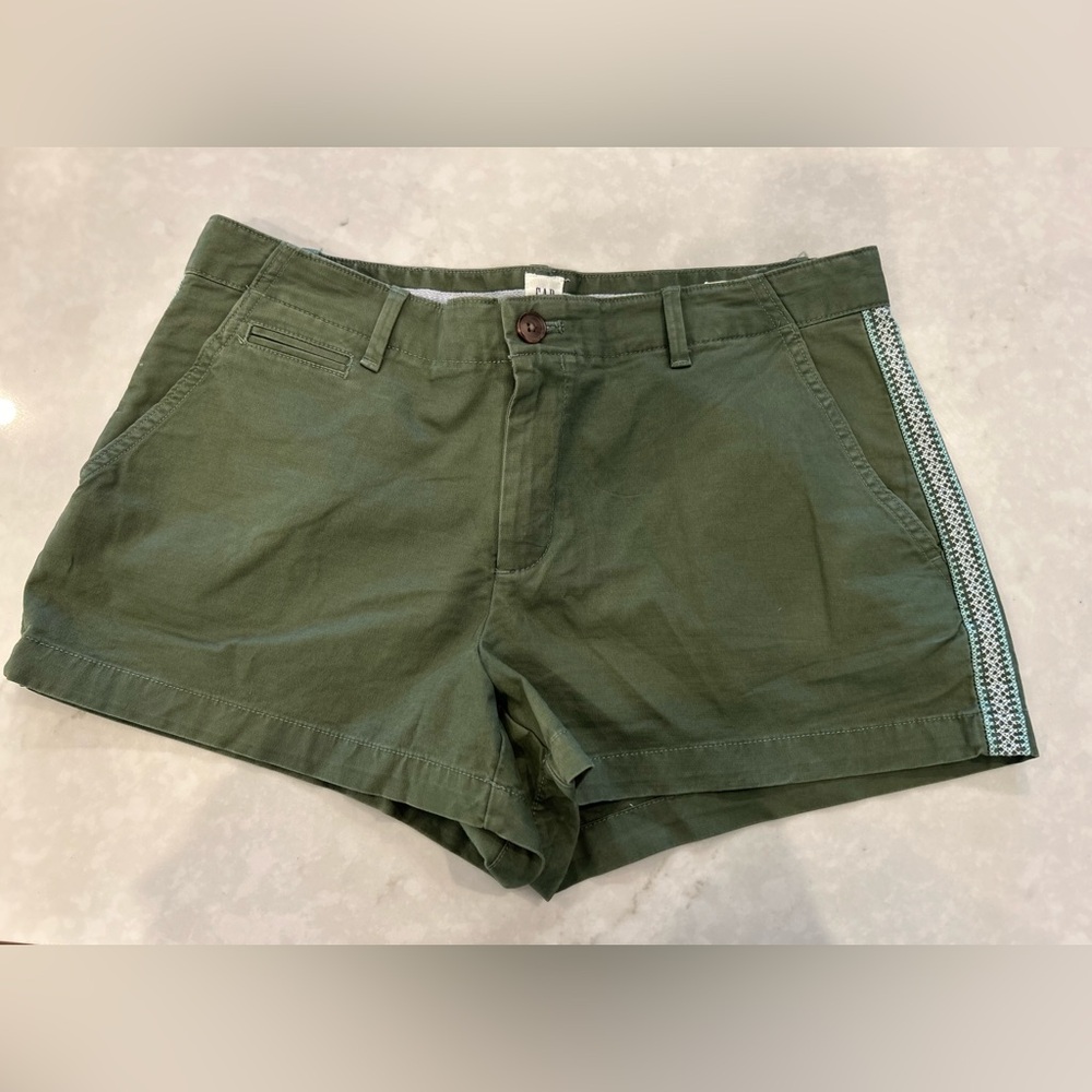 GAP 3" Short with side Embroidered Stitching
